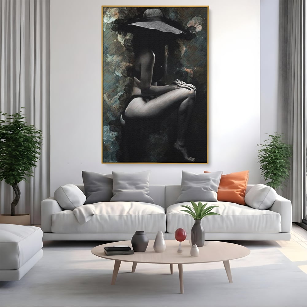 Tablou canvas cu tablou canvas cu silueta feminina, in rama de aluminiu auriu, pe perete intr-un living